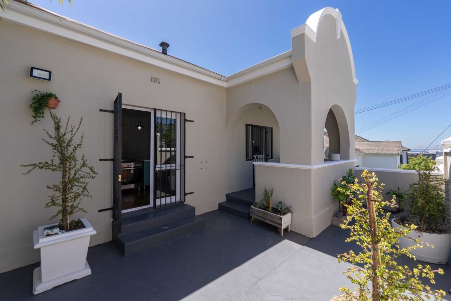 5 Bedroom Property for Sale in Green Point Western Cape